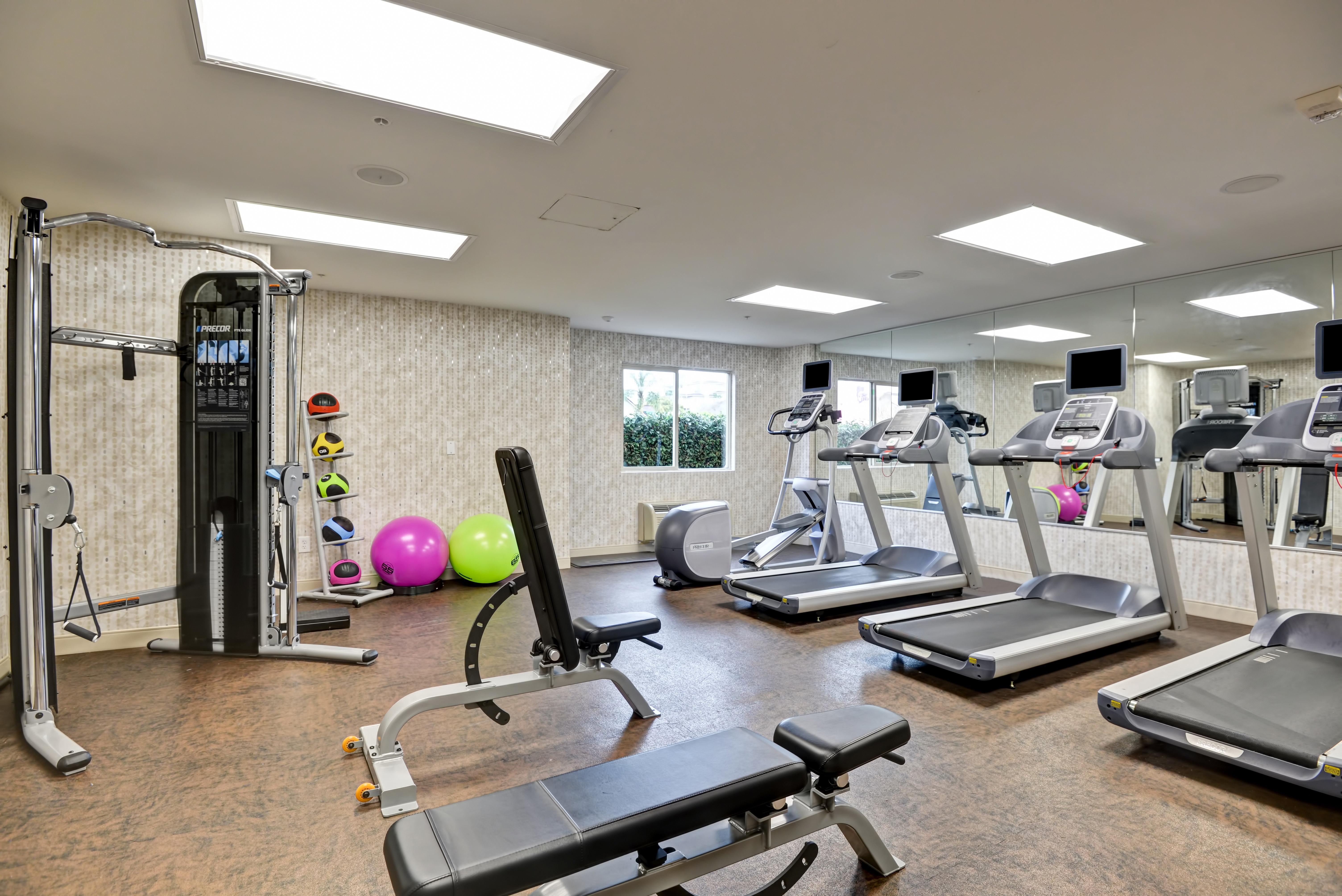 Holiday Inn Express Newport Beach By Ihg Exterior foto