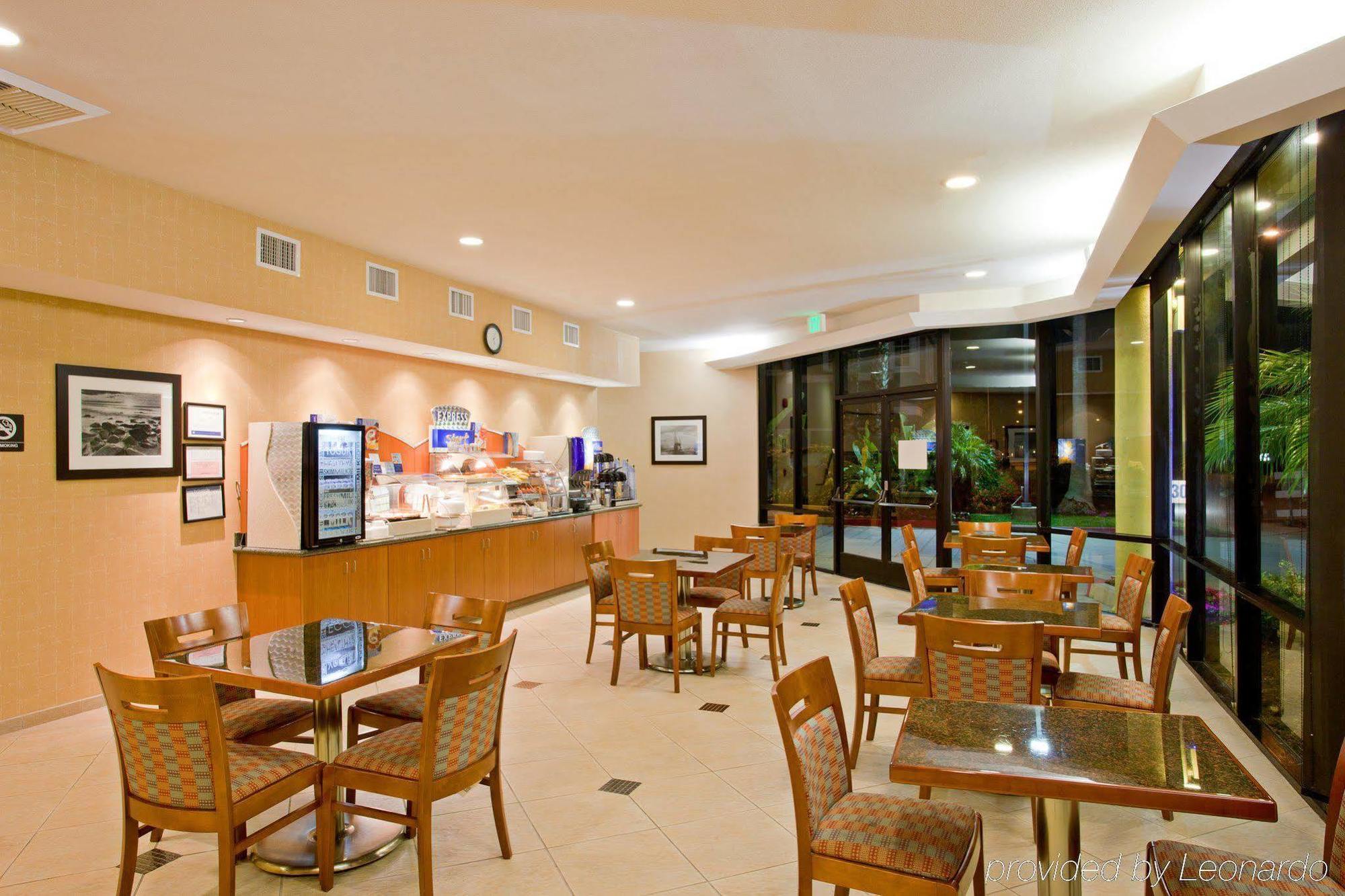 Holiday Inn Express Newport Beach By Ihg Exterior foto