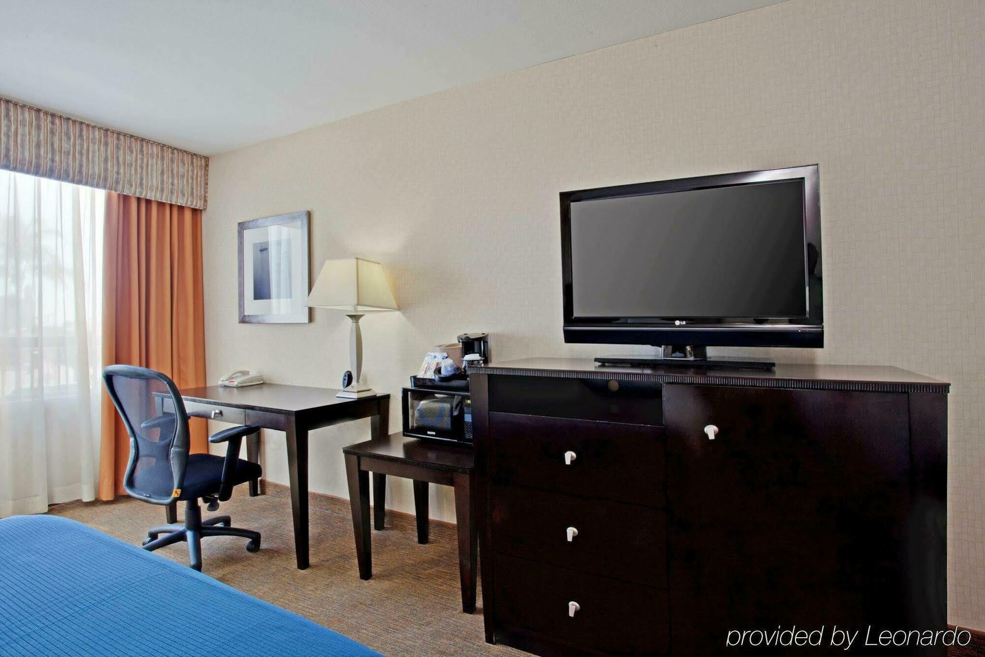 Holiday Inn Express Newport Beach By Ihg Exterior foto