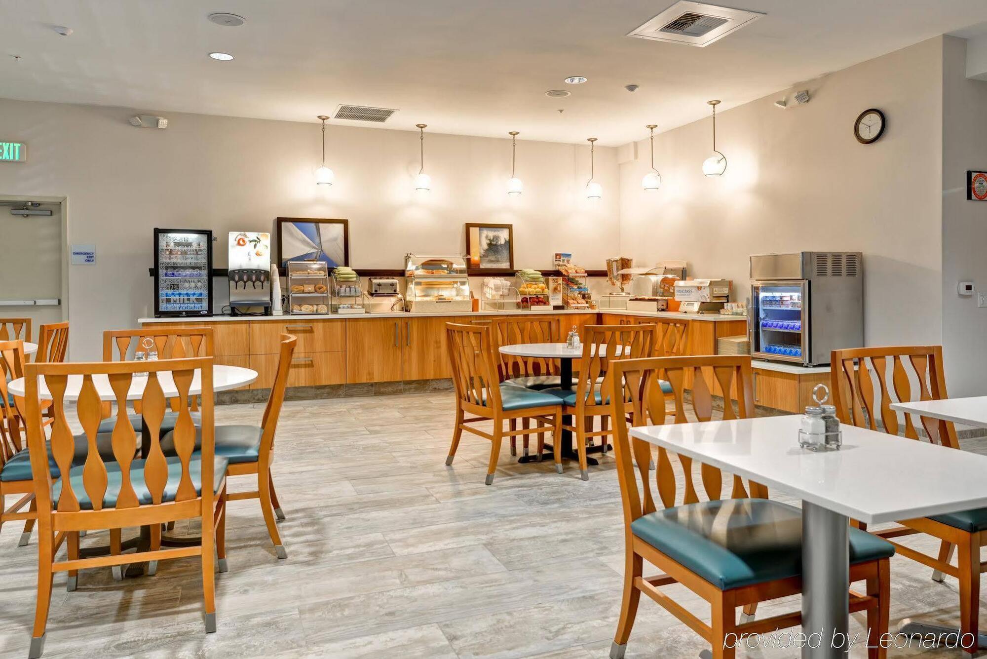 Holiday Inn Express Newport Beach By Ihg Exterior foto